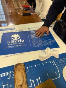 Alcune mappe e targhe tattili per la biblioteca e prototipi realizzati da Spazio Geco